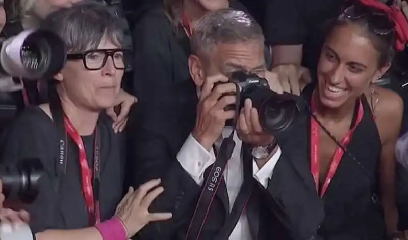 george clooney tra i fotografi sul red carpet della mostra del cinema di venezia  1