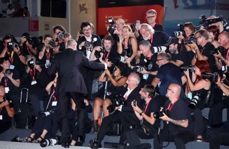 george clooney tra i fotografi sul red carpet della mostra del cinema di venezia  5