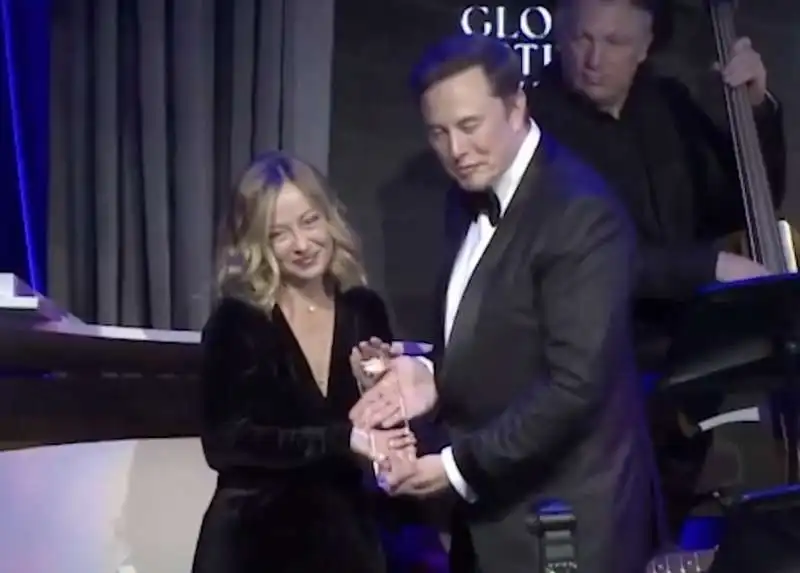 giorgia meloni premiata da elon musk all atlantic council 2