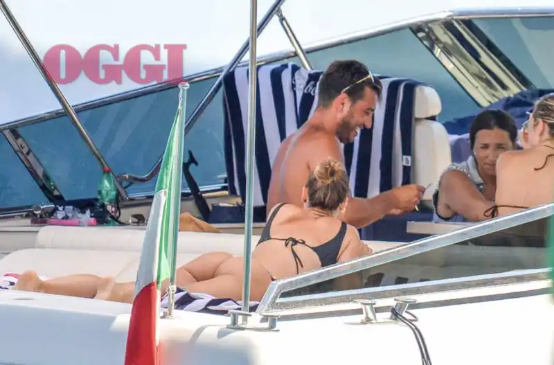 ilary blasi in barca a ponza con le figlie 3