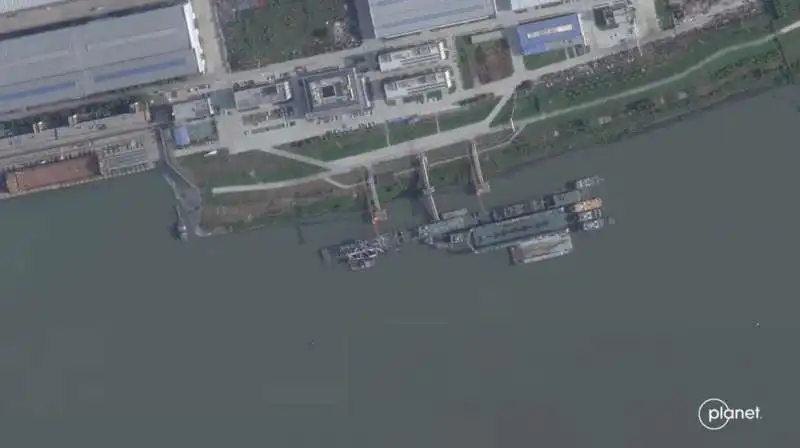 IMMAGINE SATELLITARE DEL 16 MAGGIO DEI CANTIERI NAVALI DI WUCHANG, VICINO A WUHAN, DOVE E' AFFONDATO IL SOTTOMARINO NUCLEARE CINESE. 