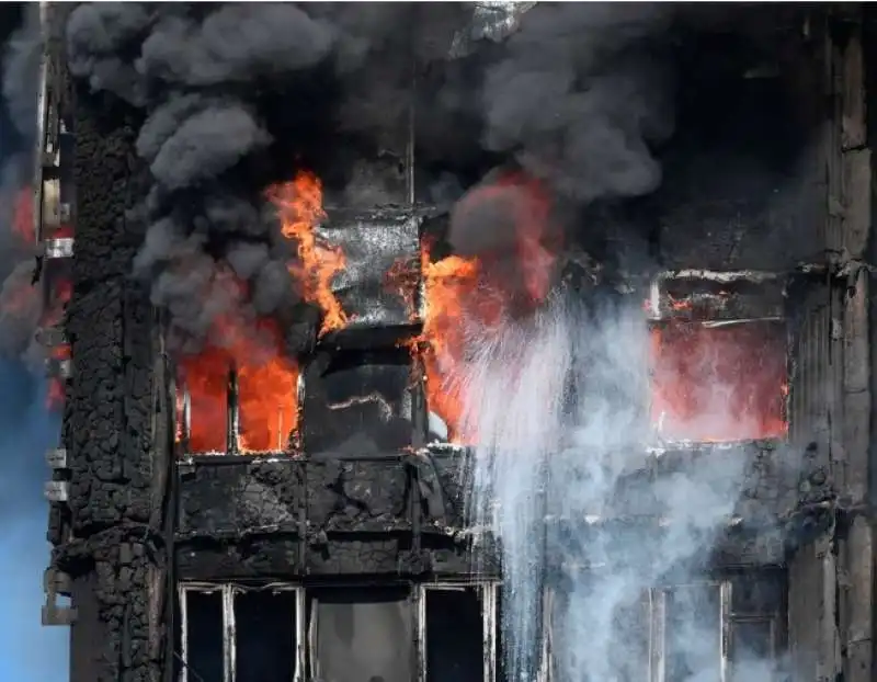 incendio al grattacielo Grenfell a Londra - 14 giugno 2017