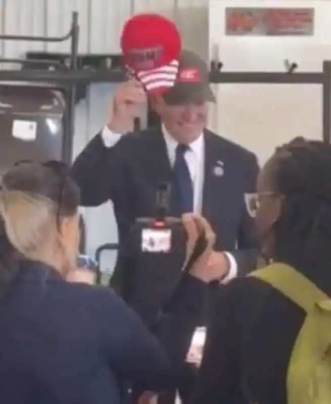 joe biden indossa un cappellino di donald trump 2