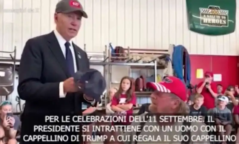 joe biden indossa un cappellino di donald trump 4