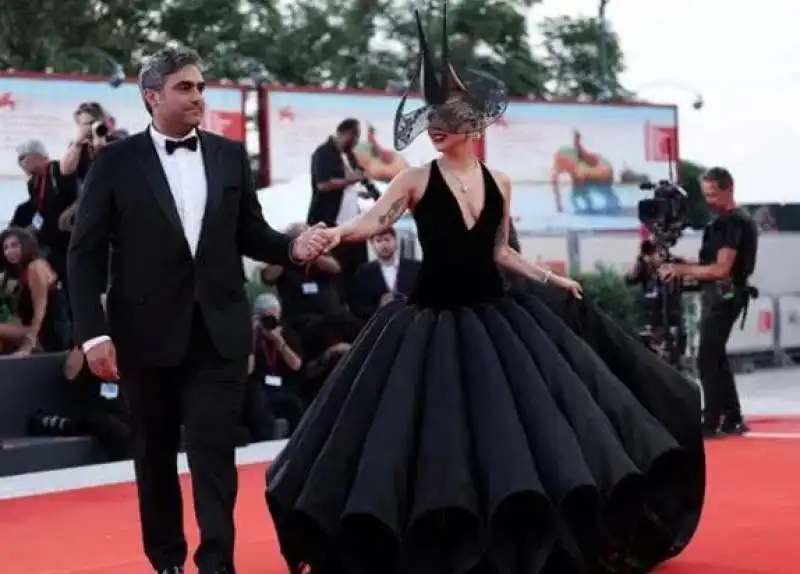 lady gaga e michael polanksy sul red carpet a venezia 1