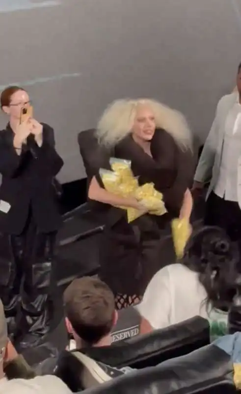 lady gaga lancia popcorn al pubblico  5