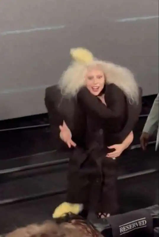 lady gaga lancia popcorn al pubblico  8