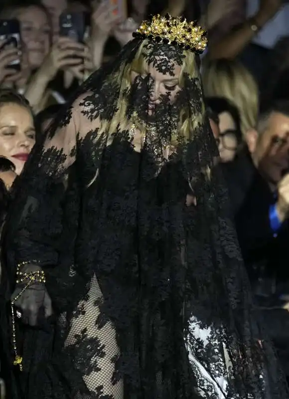 madonna alla sfilata di dolce e gabbana a milano   11