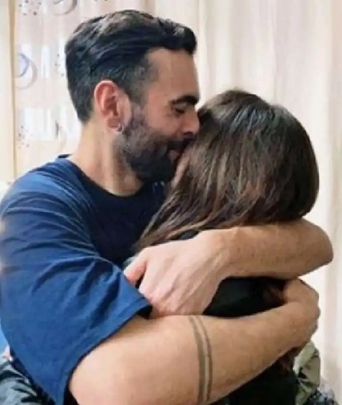 marco mengoni con la madre nadia ferrari 2