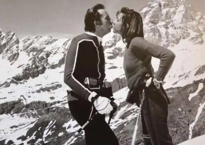 mike bongiorno con la seconda moglie daniela zuccoli a cervinia, 1975