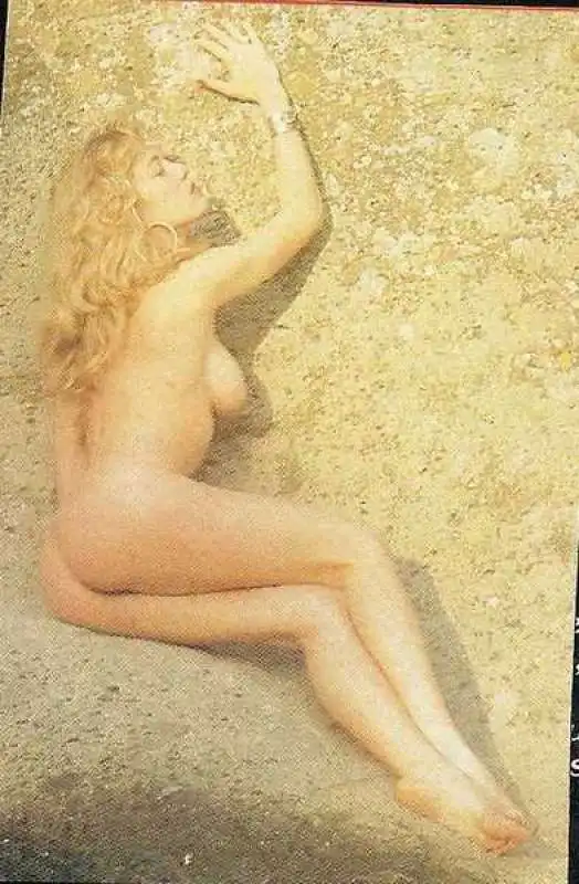 moana pozzi nude