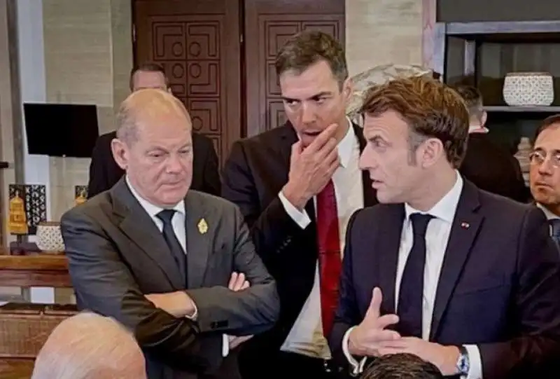 Olaf Scholz Emmanuel Macron e Pedro Sanchez