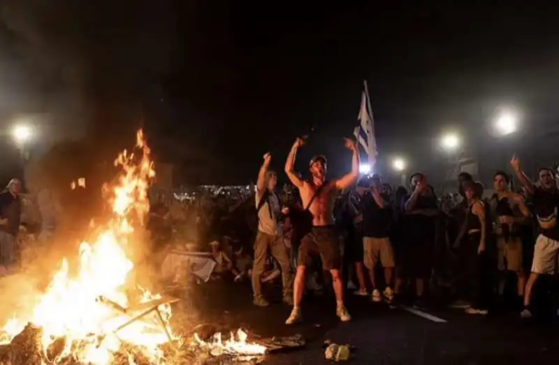 proteste contro netanyahu a tel aviv. 