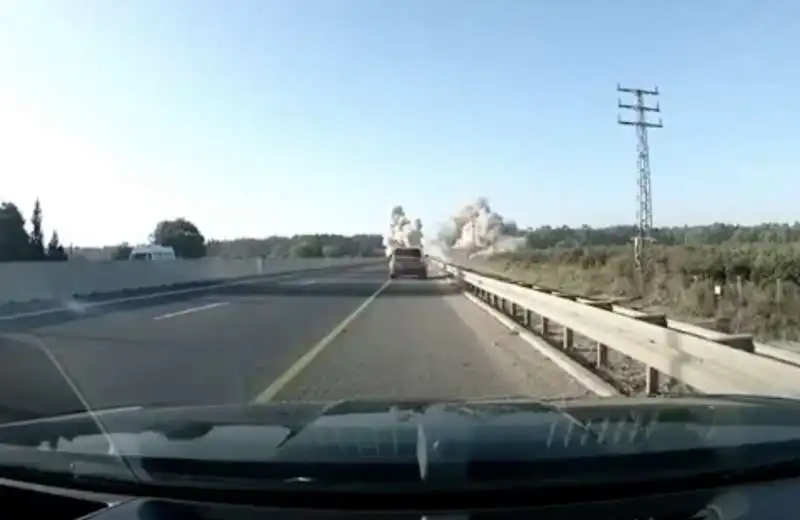 razzo di hezbollah esplode in un autostrada israeliana   1