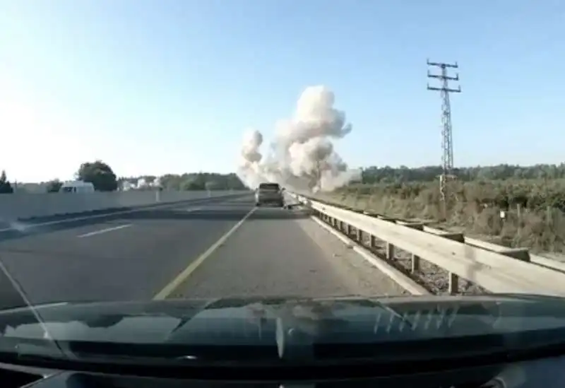 razzo di hezbollah esplode in un autostrada israeliana   3