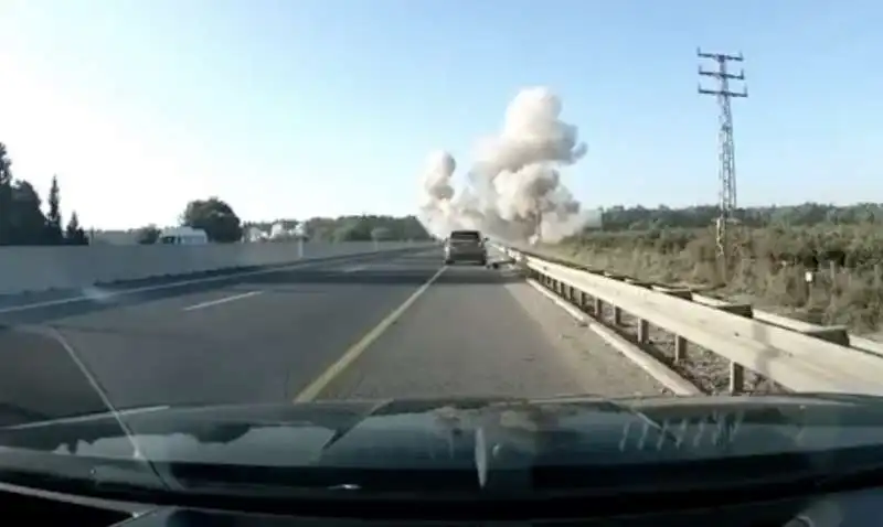 razzo di hezbollah esplode in un autostrada israeliana   4