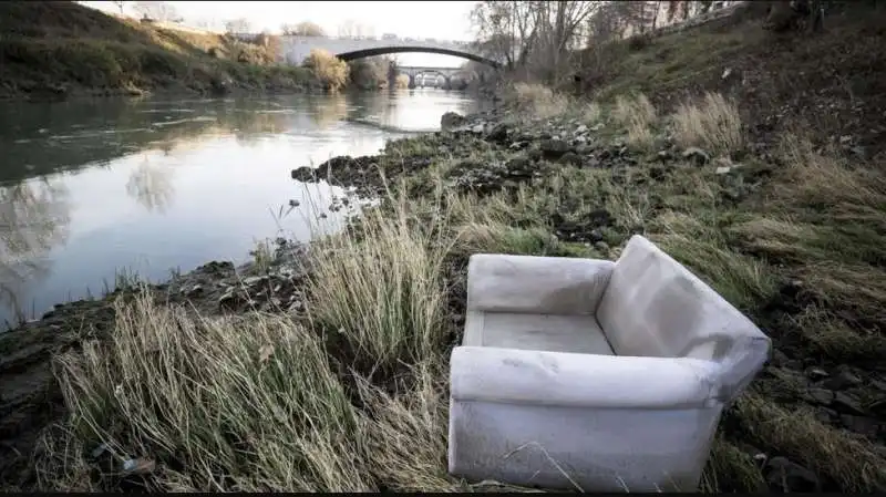 RIFIUTI NEL TEVERE 