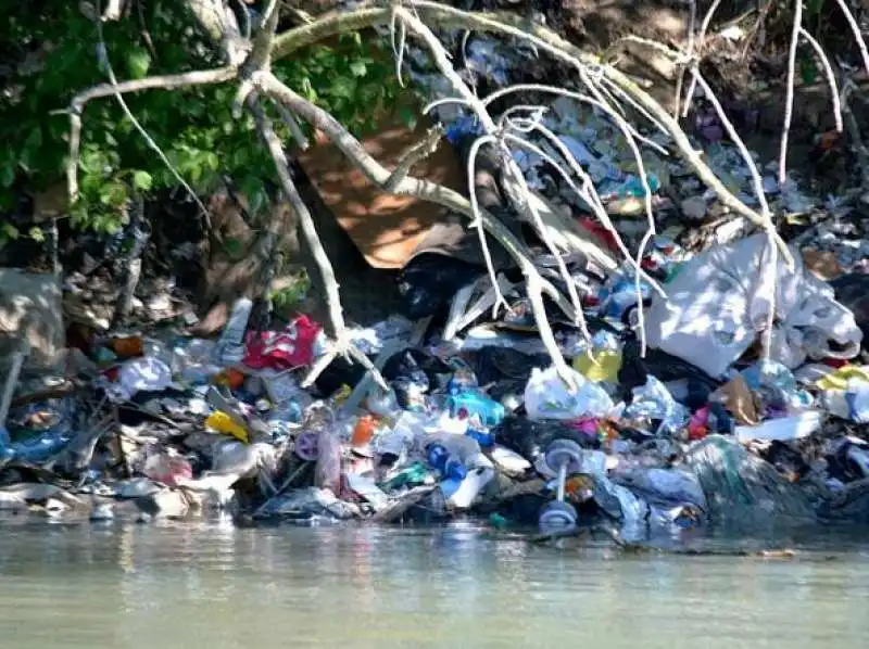 RIFIUTI NEL TEVERE 