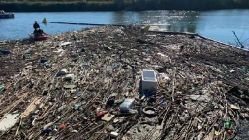 RIFIUTI NEL TEVERE 