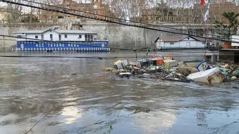 RIFIUTI NEL TEVERE 