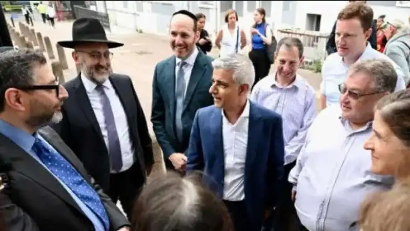 sadiq khan all'inaugurazione del bus 310 a londra 