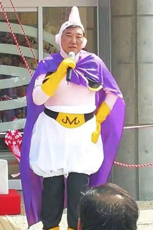  shigeru ishiba travestito da majin bu 