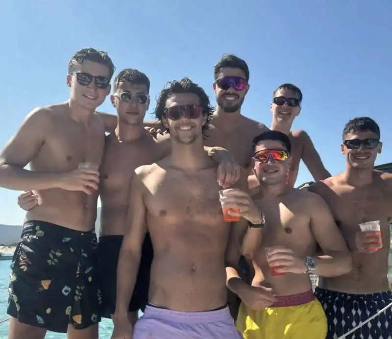 thomas ceccon  con gli amici in vacanza