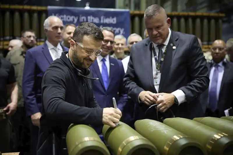 Zelensky autografa le bombe americane - foto LaPresse