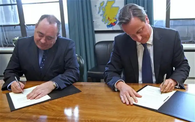 DAVID CAMERON E ALEX SALMOND FIRMANO PER IL REFERENDUM SULL INDIPENDENZA SCOZZESE 