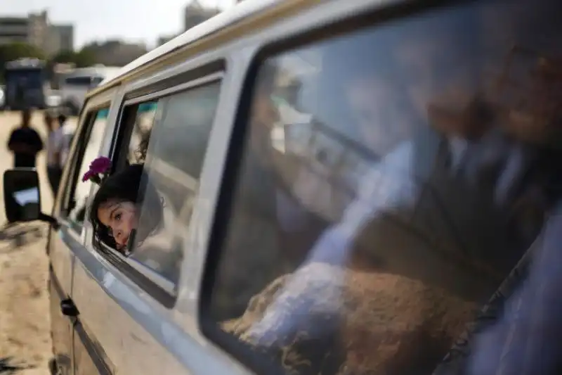 Una bambina palestinese in un autobus nei pressi di Gaza 