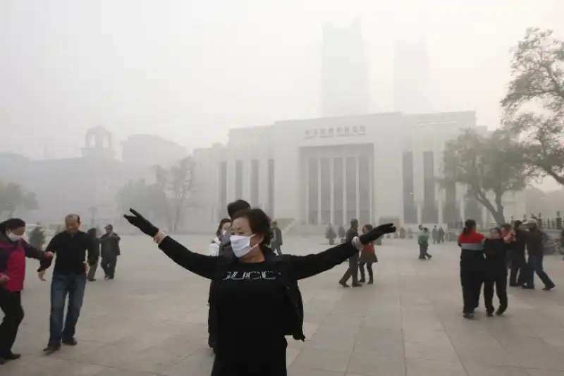 Coppie ballano nella nebbia di smog ad Harbin in Cina 