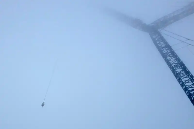 Un membro delle forze speciali austriache sospeso sul pi alto impianto al mondo di bungee jumping 