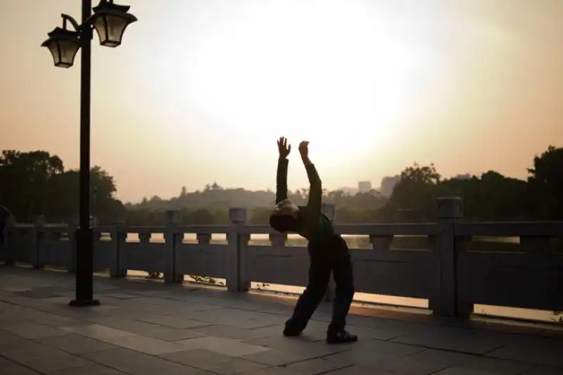 Un uomo fa esercizi a Fuzhou in Cina 