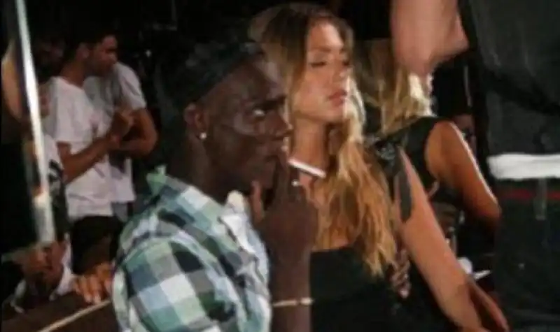 balotelli mario fuma 