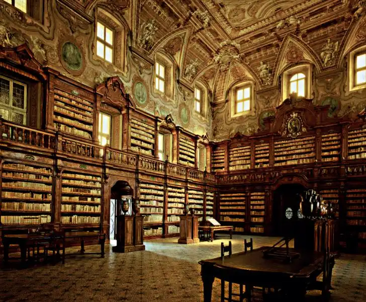 BIBLIOTECA GIROLAMINI A NAPOLI 