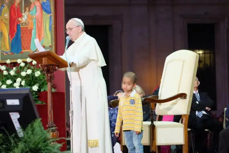 un bimbo con papa francesco bergoglio alla giornata per la famiglia 