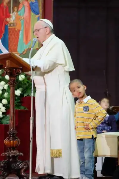 un bimbo con papa francesco bergoglio alla giornata per la famiglia 