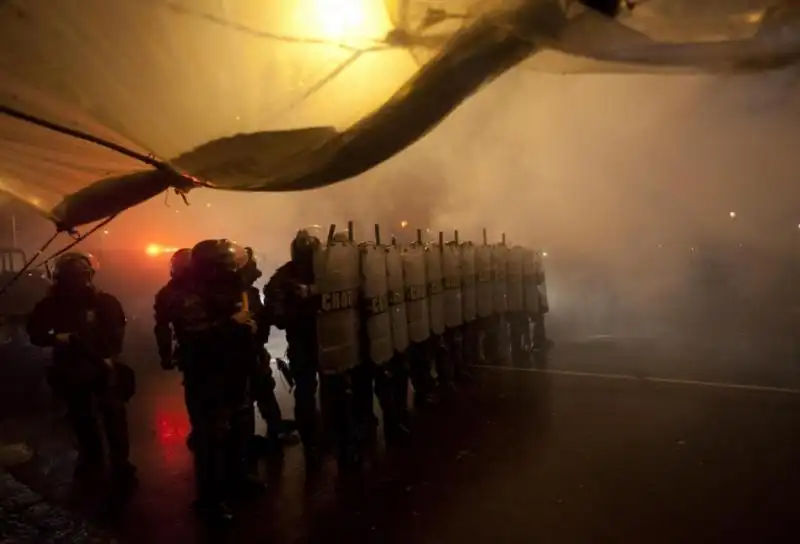 Brasile black bloc al corteo dei docenti notte di guerriglia a Rio x 