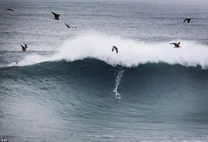 Carlos Burle Surfista nella tempesta 