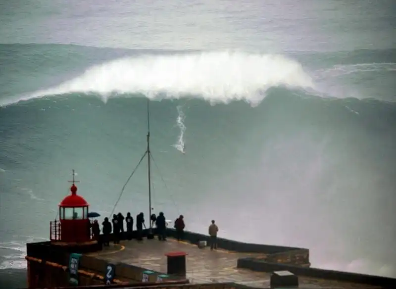 Carlos Burle Surfista nella tempesta 