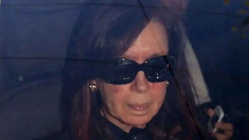 CRISTINA FERNANDEZ DE KIRCHNER ESCE DALLA CLINICA