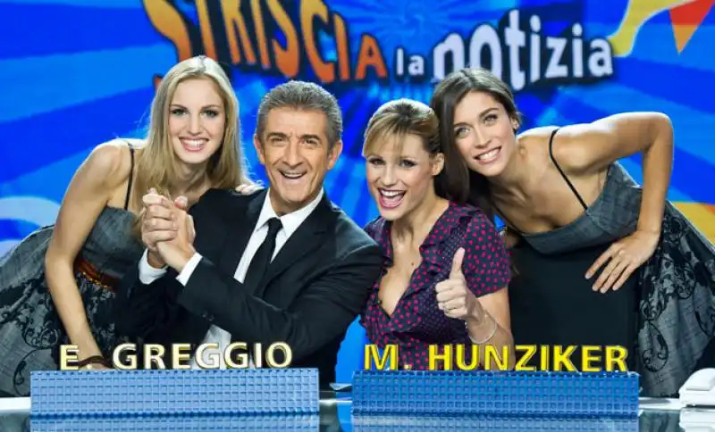 Ezio Greggio e Michelle Hunziker tra le Veline Irene Cioni la bionda e Ludovica Frasca la moraVDC 