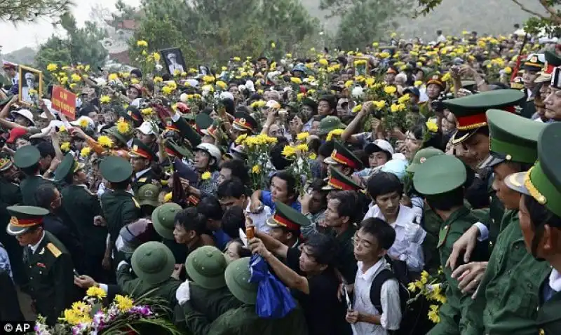 IL FUNERALE DEL GENERAL GIAP