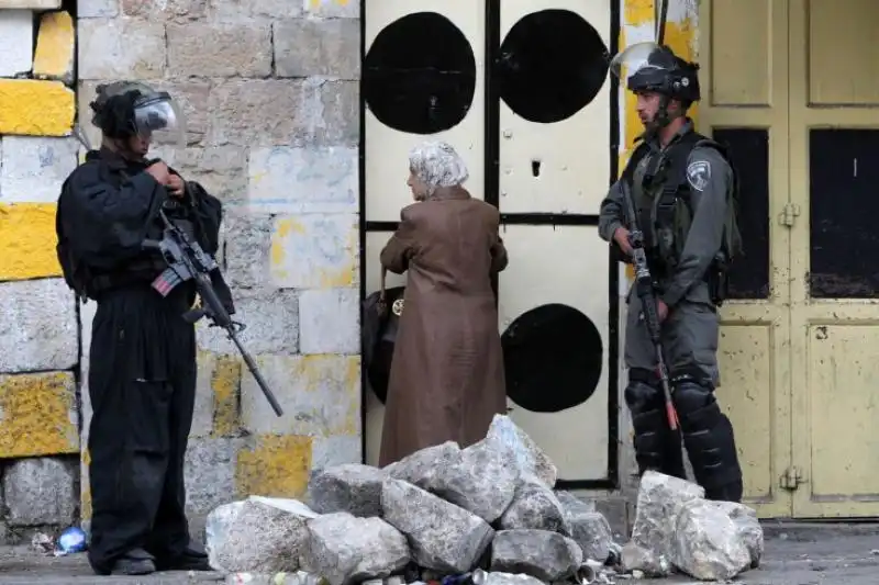 IMMAGINI DELLA SETTIMANA DAL AL SETTEMBRE DAL TIME DONNA PALESTINESE E SOLDATI ISRAELIANI A HEBRON 