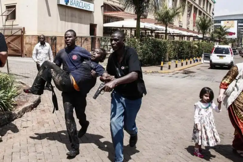 IMMAGINI DELLA SETTIMANA DAL AL SETTEMBRE DAL TIME UNA DONNA SOCCORSA FUORI DAL CENTRO COMMERCIALE DI NAIROBI 