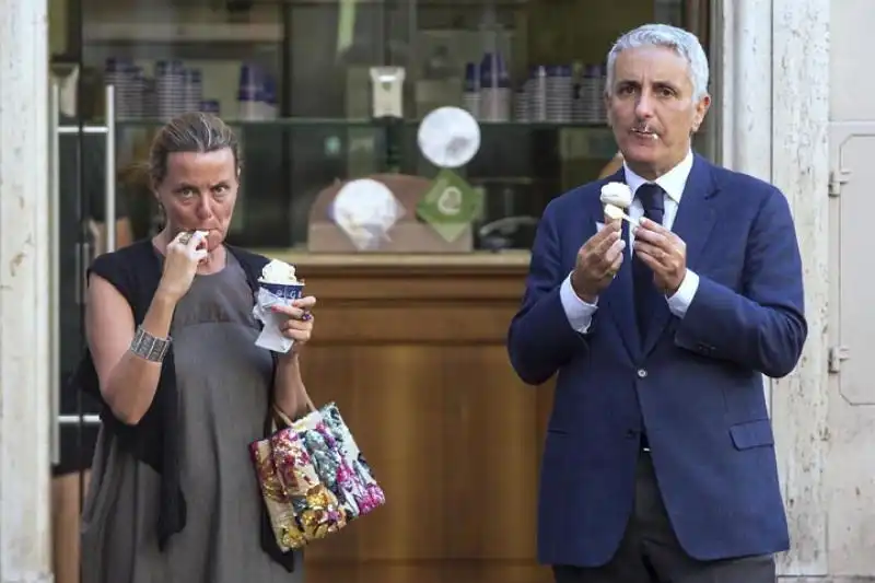 LORENZIN E QUAGLIARIELLO MANGIANO IL GELATO FOTO LAPRESSE 