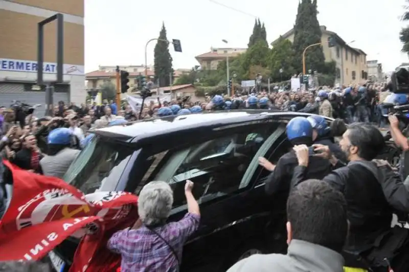 manifestazione contro priebke 