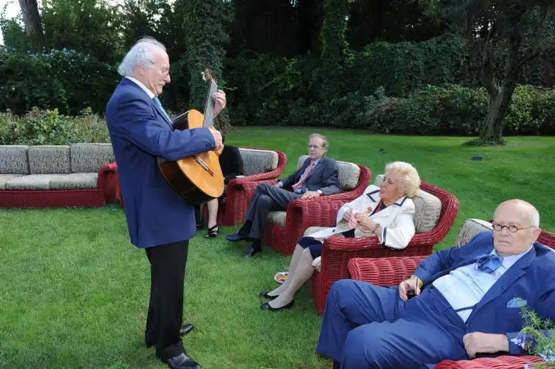 Mario Mio canta per gli ospiti 