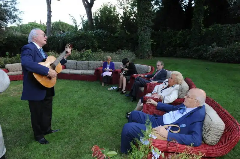 Mario Mio canta per gli ospiti 