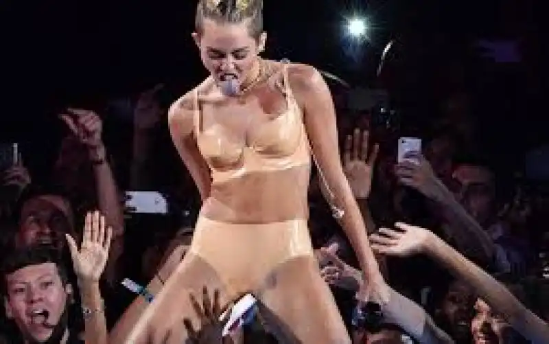 MILEY CYRUS PERFORMANCE jpeg